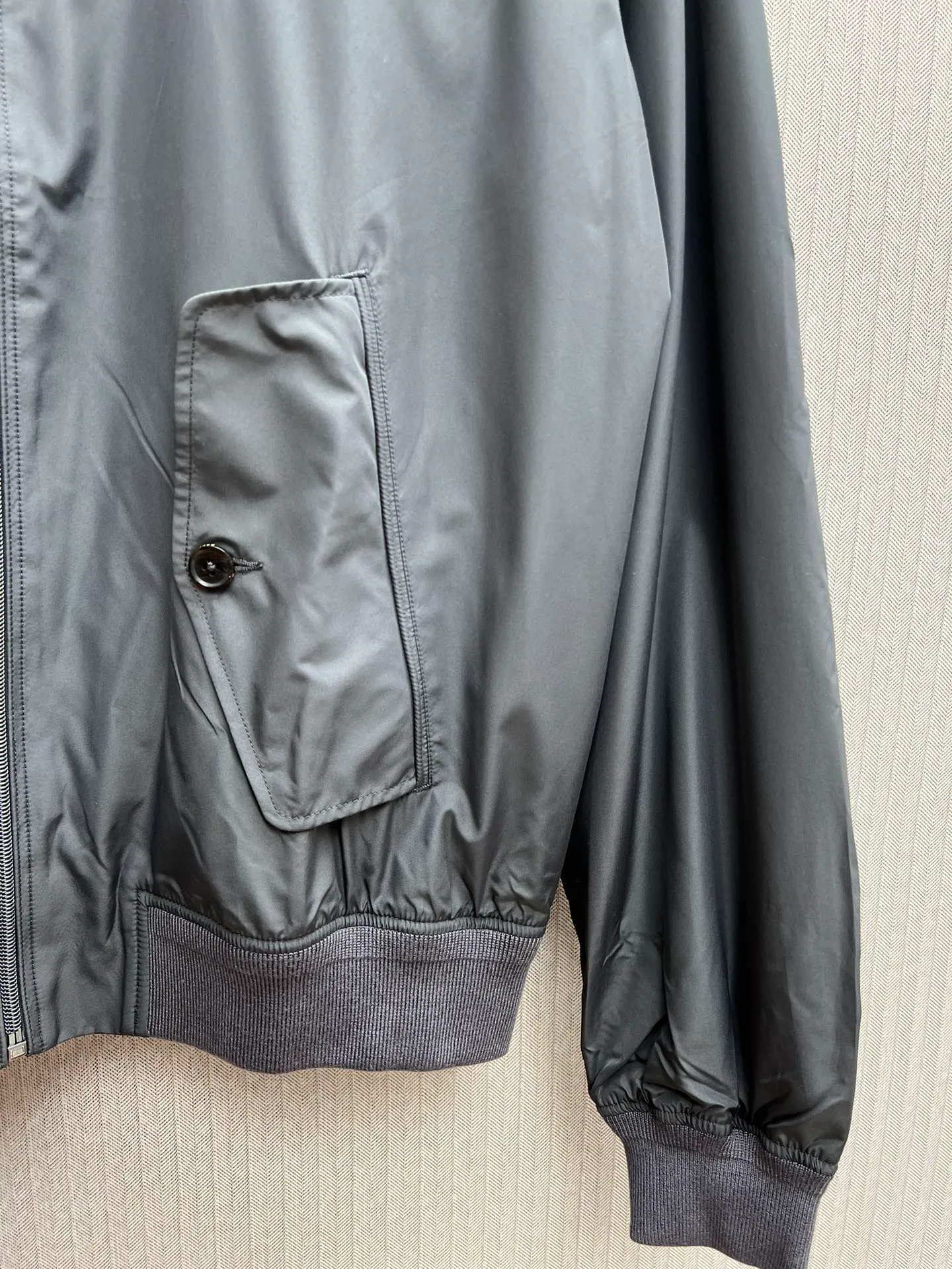 P710 POLO 25ss new packable jacket. This jacket can be stored in its own jacket and can be hung on the luggage handle after being stored. It is an ideal choice for travel. It is made of waterproof fabric and equipped with multiple pockets to store your regular supplies. Size: M.L.XL.XXL.